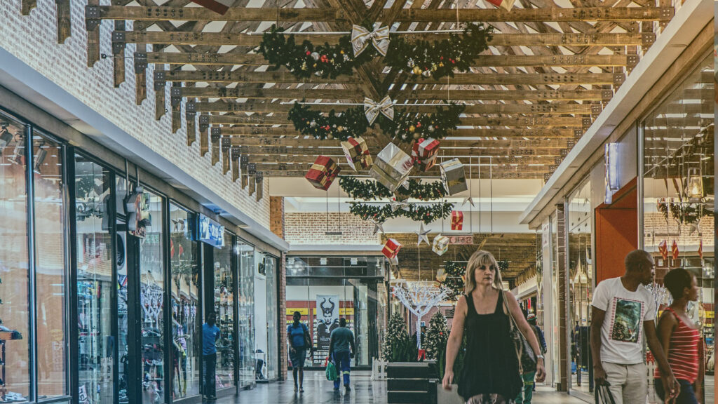 Interior de un centro comercial durante la campaña de Navidad.