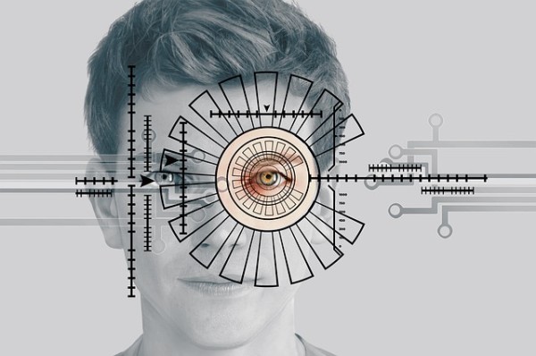 Primer plano de detector de iris de los ojos actuando en hombre joven.