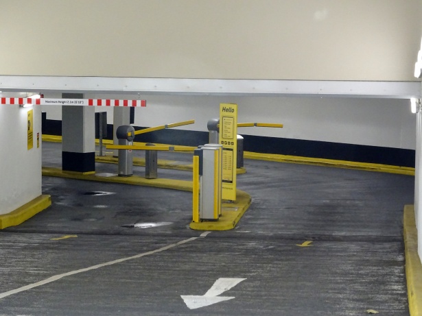entrada a estacionamiento que cuenta con control de acceso