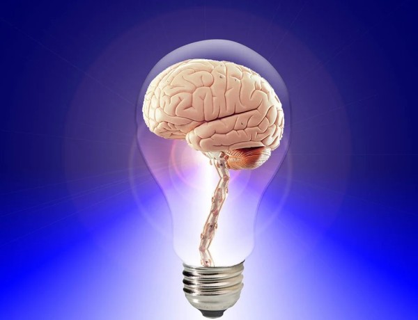 Infografía de un cerebro dentro de una ampolleta, simbolizando el concepto de Business Intelligence.