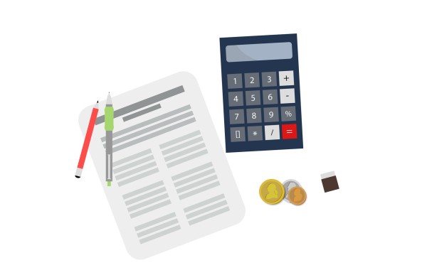 Calculadora, monedas y lápiz sobre un documento de remuneración variable.