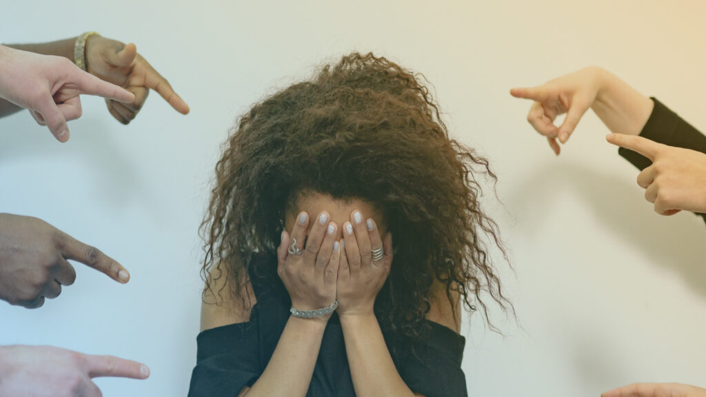 En la resolución de conflictos, se debe evitar hacer una hiperseñalización de la persona. Hay que atacar el problema y abordarlo transparentemente