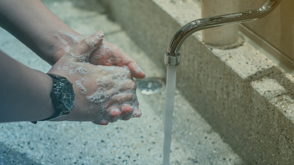 Nuevos hábitos en el trabajo por Coronavirus, como lo es, el constante lavado de manos
