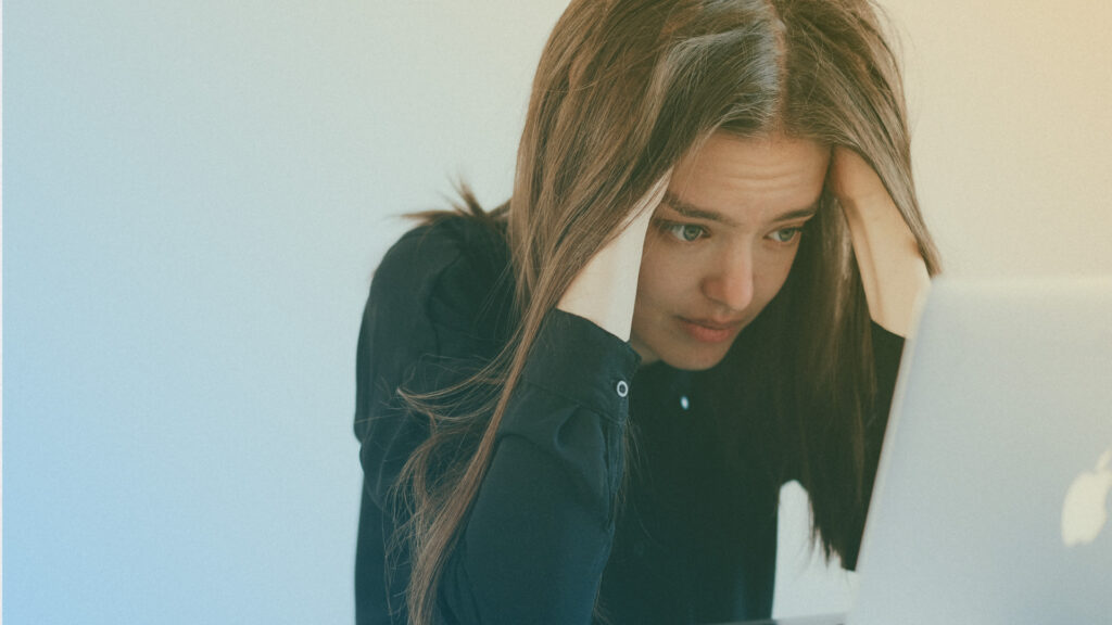 Persona preocupada por un despido