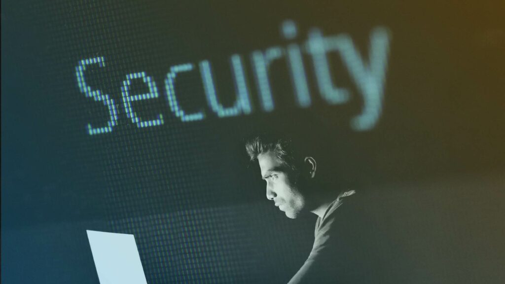 Persona utilizando una computadora con seguridad digital