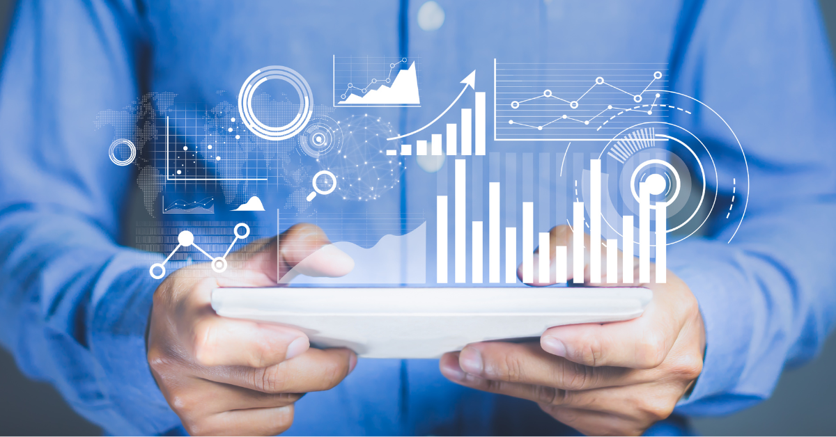 Persona sosteniendo una tablet con gráficos y estadísticas digitales, representando análisis de datos y gestión empresarial