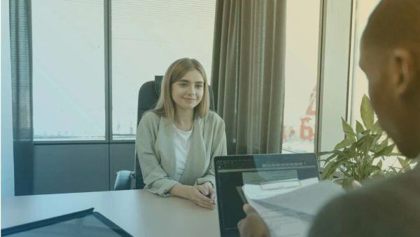 Mujer confiada al presentar su curriculum por su experiencia laboral