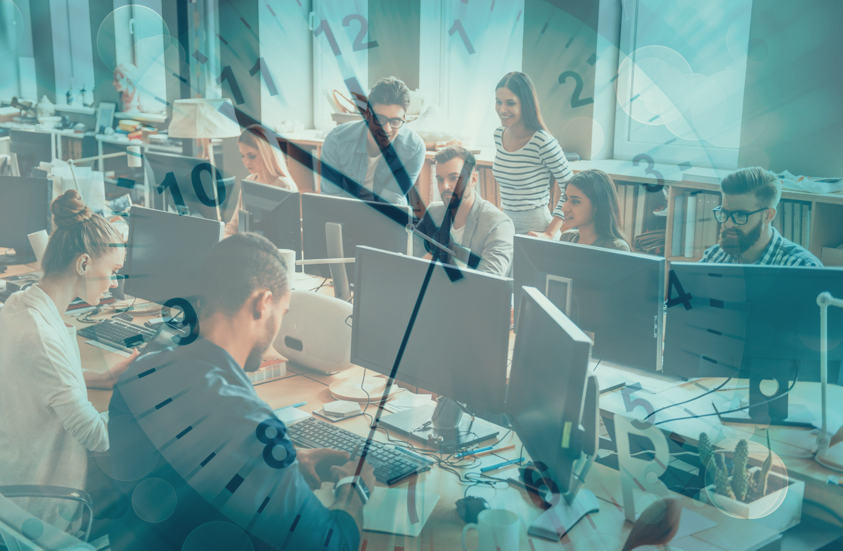 Equipo de oficina trabajando, con reloj superpuesto que representa la reforma laboral y los cambios en recargos dominicales, festivos y horario nocturno.