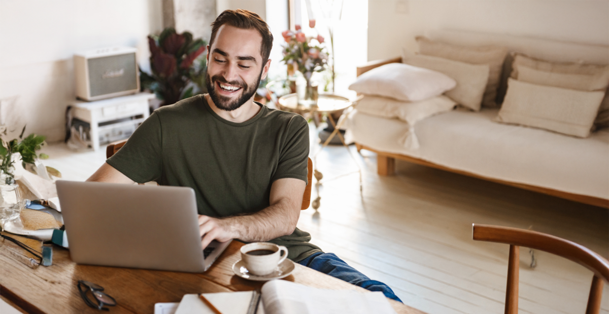 Hombre en teletrabajo híbrido desde casa, cumpliendo con la reforma laboral y control de jornada.