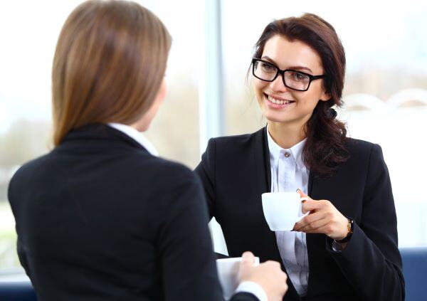 trabajadores en charla matutina