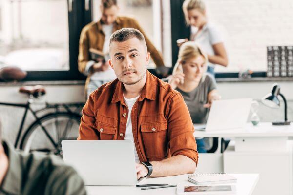 trabajadores en oficina